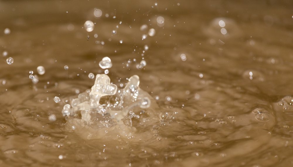 sonhar com água suja corrente