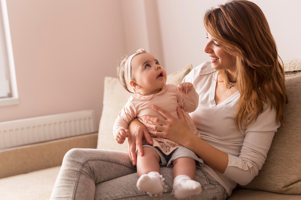 sonhar com bebê no colo rindo