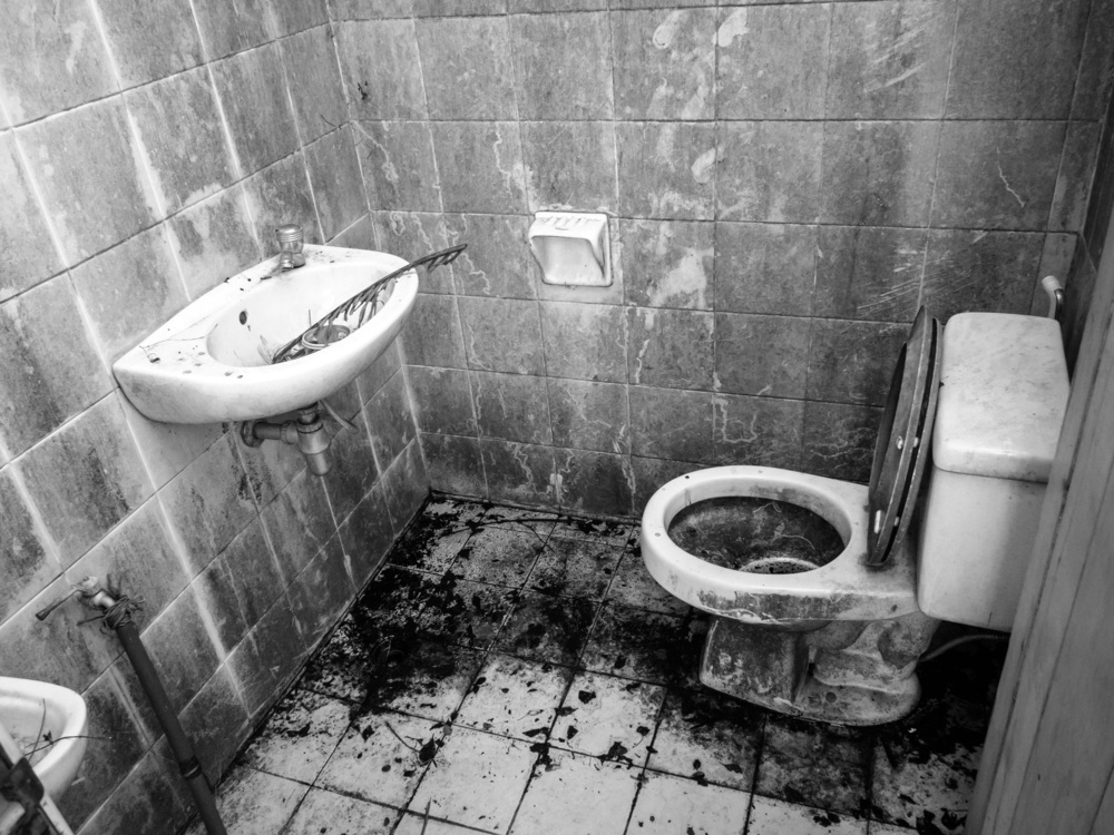 sonhar com banheiro sujo