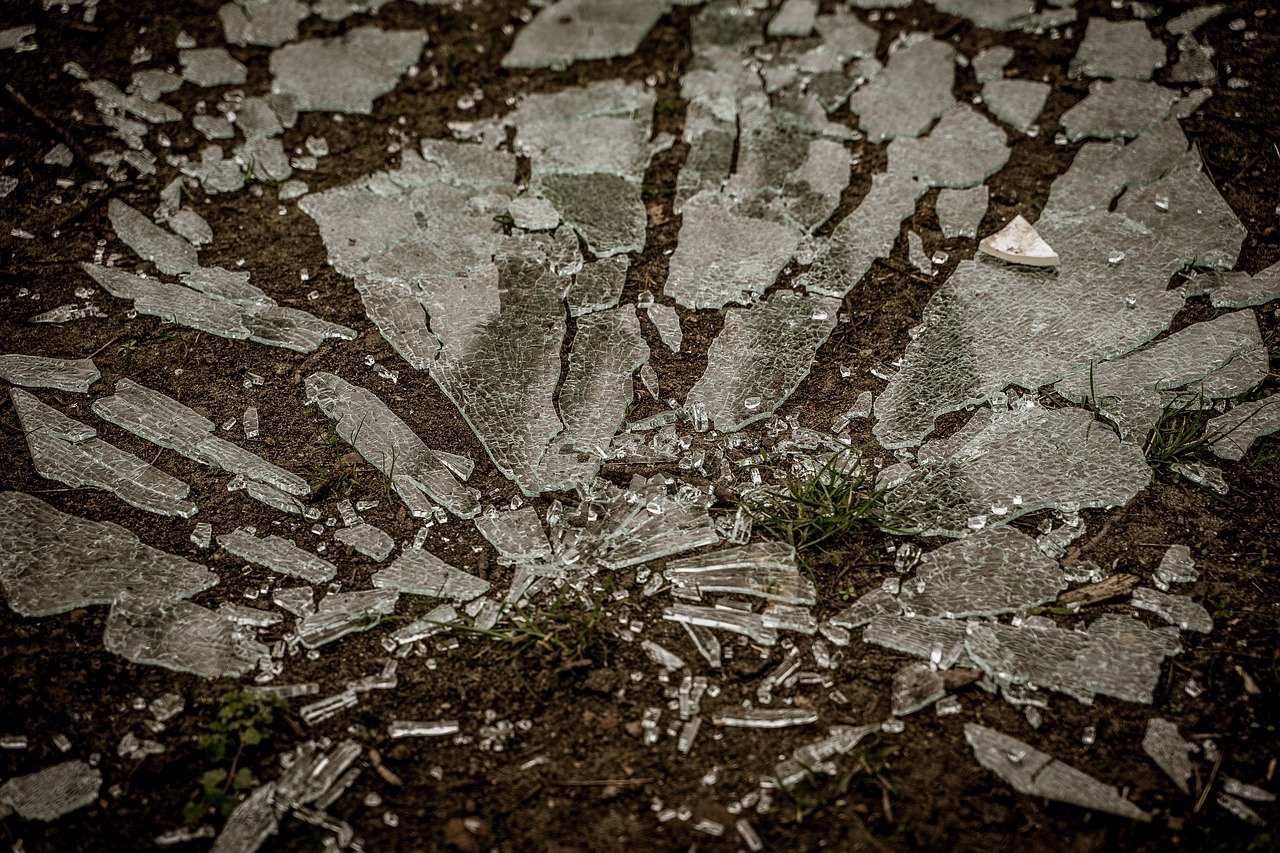 O que significa sonhar com caco de vidro?