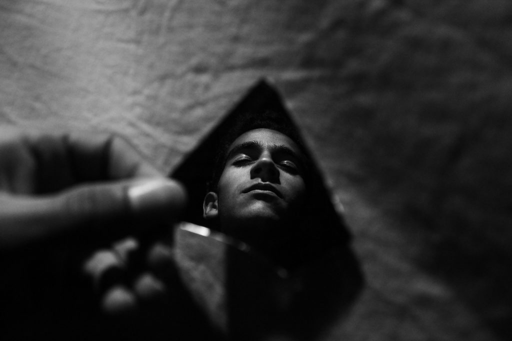 sonhar que vê um espelho quebrado